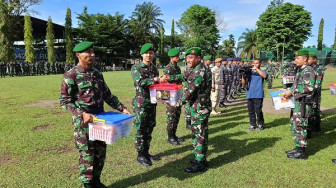 Korem 042/Gapu Bagikan Bingkisan Lebaran